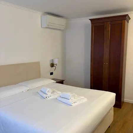בית הארחה Alloggi Marinella 3*