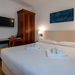 Alloggi Marinella 3*